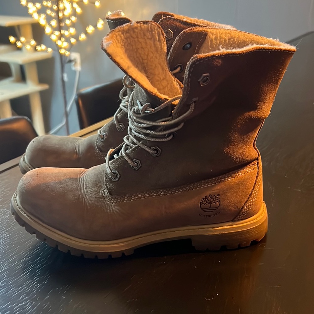 Size 8 fold, or tie up Timberlands